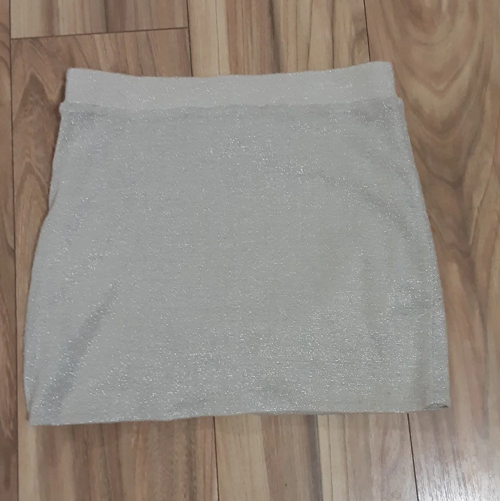 Lovers + Friends Silver Metallic Threading Mini Skirt Size Small.